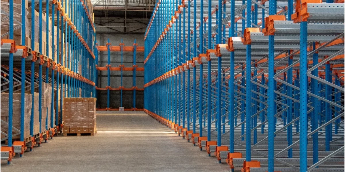 Nos différentes formules de stockage chez Mecastock : Rayonnage léger, mi-lourd, lourd, avec système de balisage